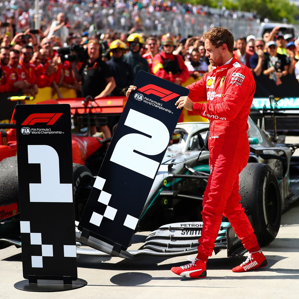 阿斯顿马丁完胜雷诺车队,汉密尔顿统治全场 阿斯顿马丁完胜雷诺车队,汉密尔顿统治全场