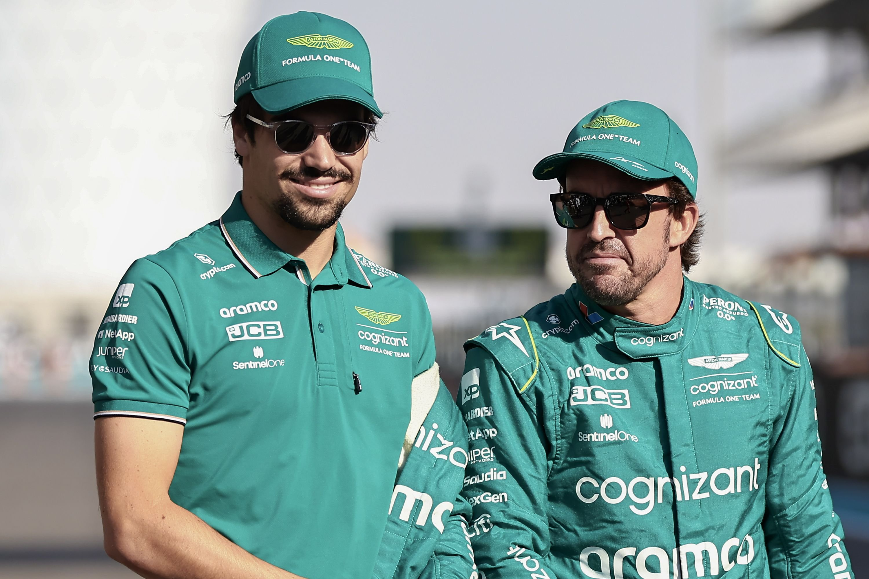 阿斯顿马丁完胜雷诺车队,汉密尔顿统治全场 阿斯顿马丁完胜雷诺车队,汉密尔顿统治全场