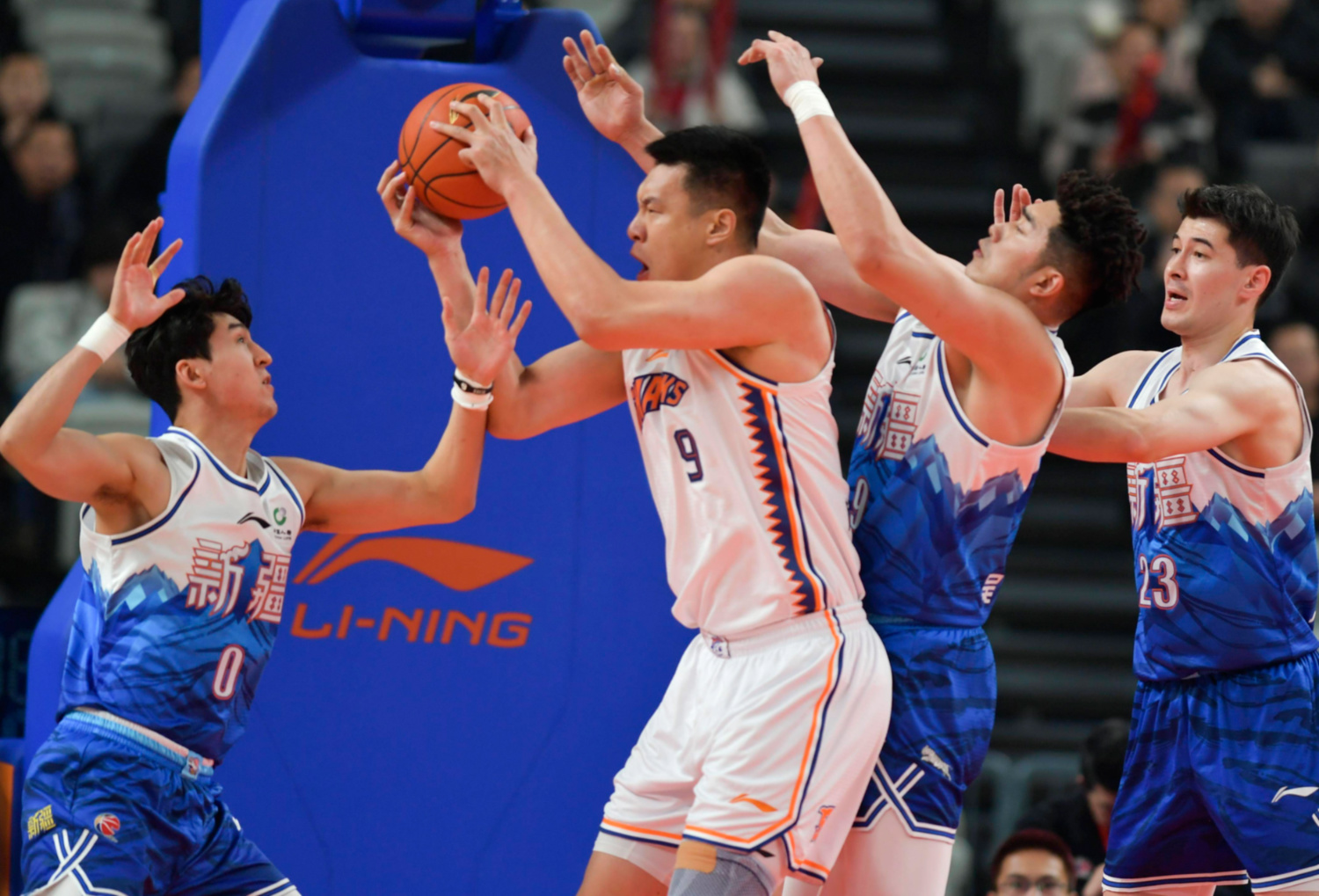 新疆队翻盘深圳队,塔图姆关键制胜 新疆队翻盘深圳队,塔图姆关键制胜