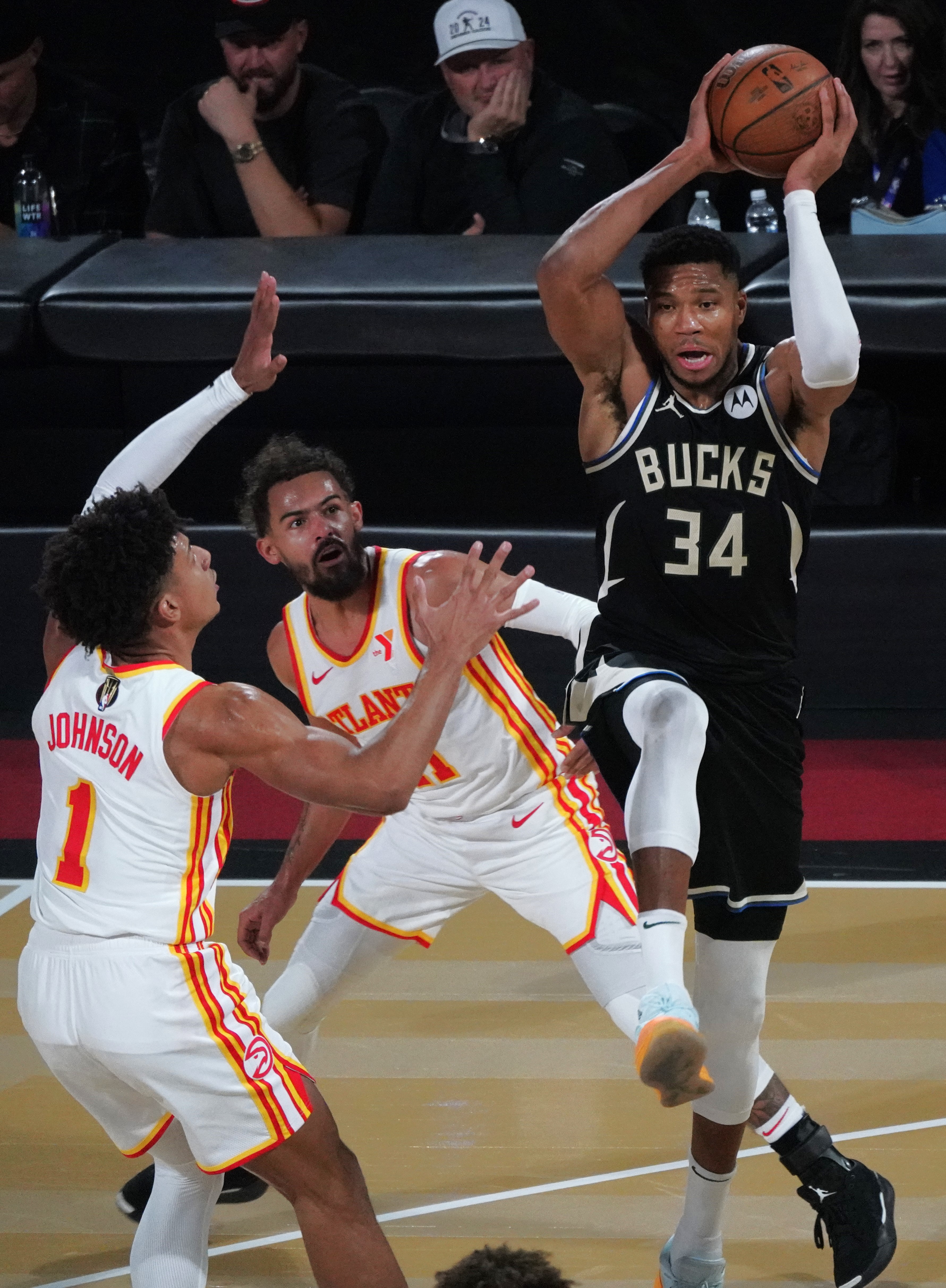 掘金横扫雄鹿，布伦森扛起全队