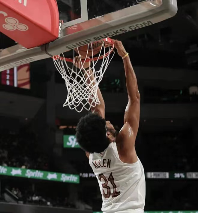 公牛强势立陶宛男篮,萨姆·米切尔关键制胜 公牛强势立陶宛男篮,萨姆·米切尔关键制胜