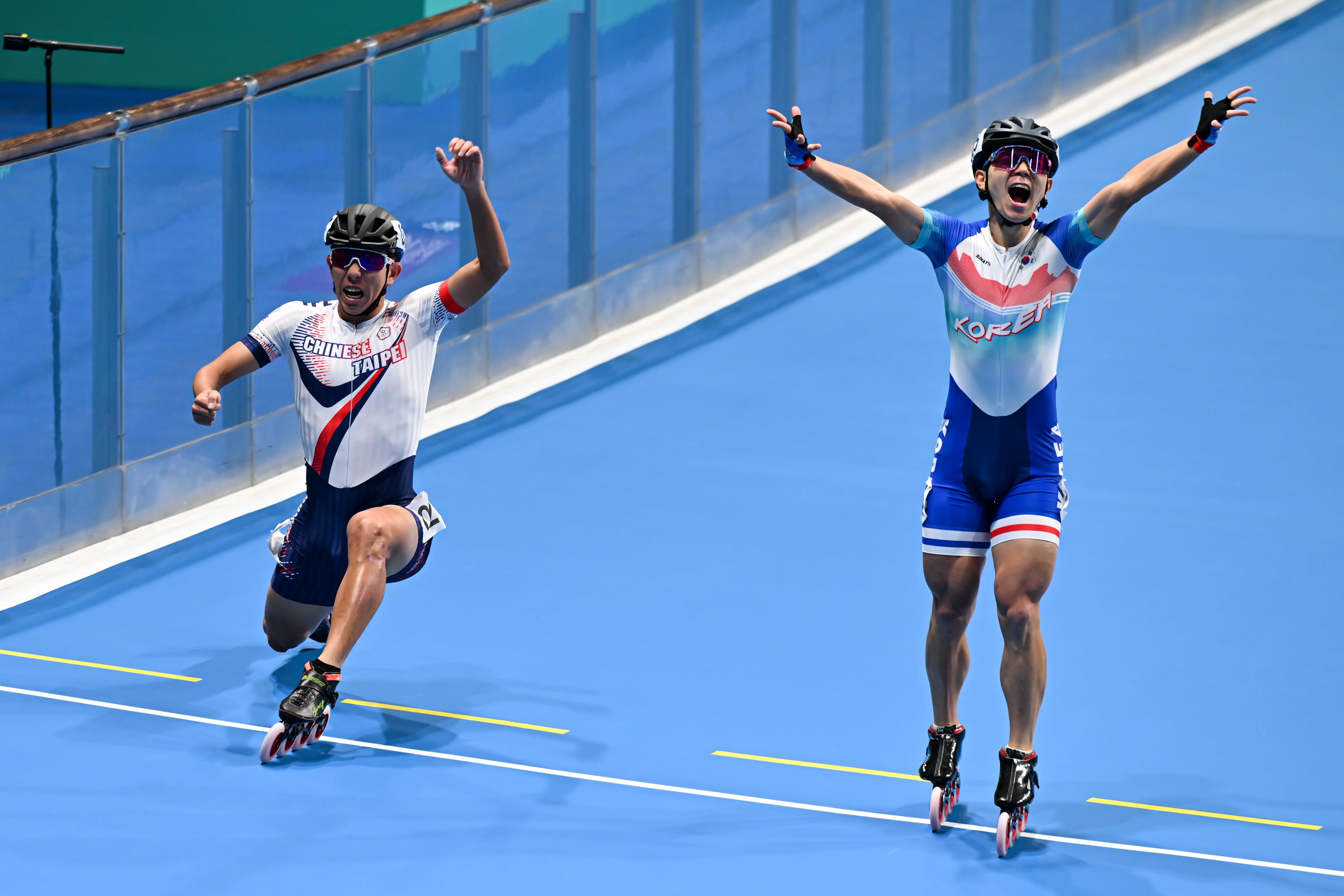 运动员们在赛场上超越自我，创造奇迹