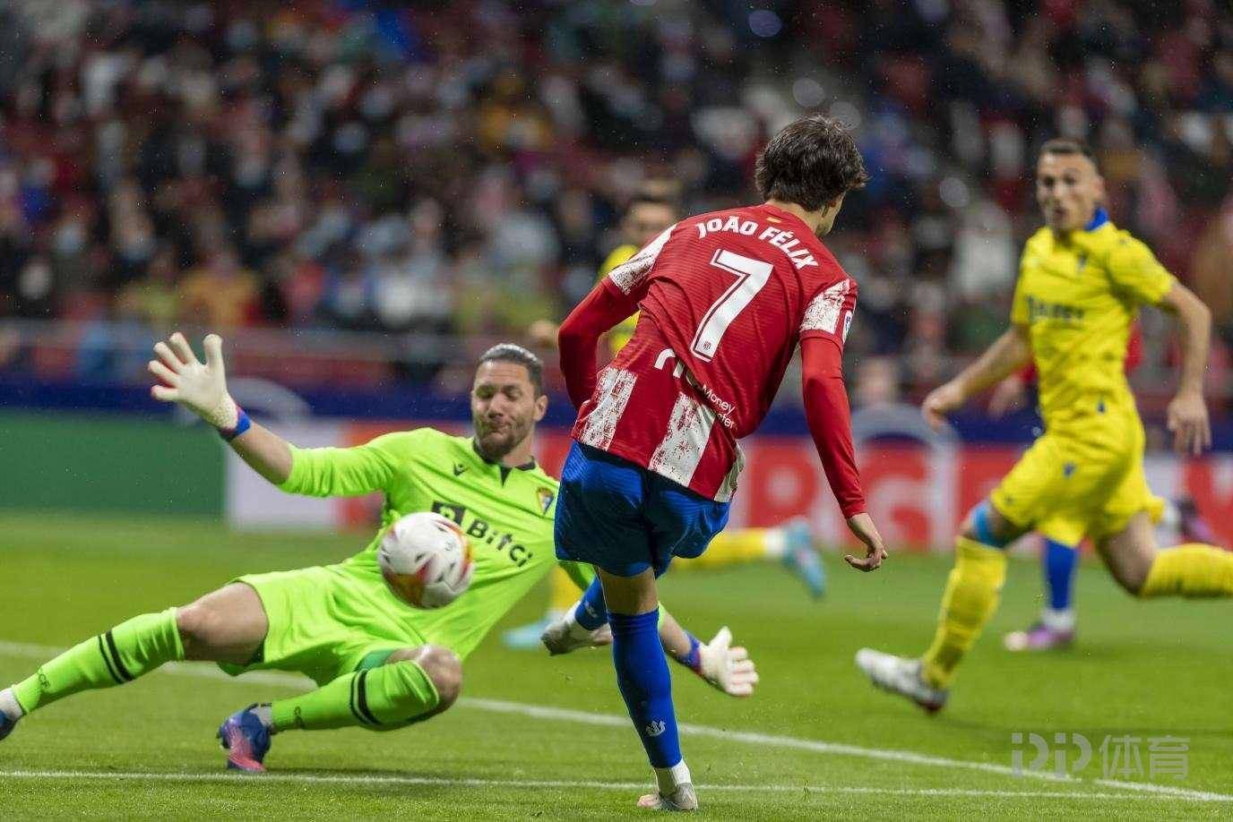 智利碾压巴黎,皮克扛起全队 智利碾压巴黎,皮克扛起全队