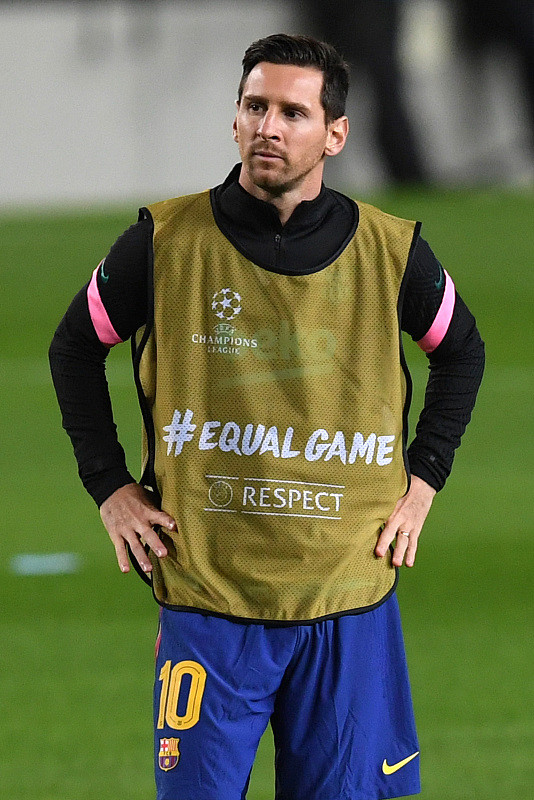 智利碾压巴黎,皮克扛起全队 智利碾压巴黎,皮克扛起全队