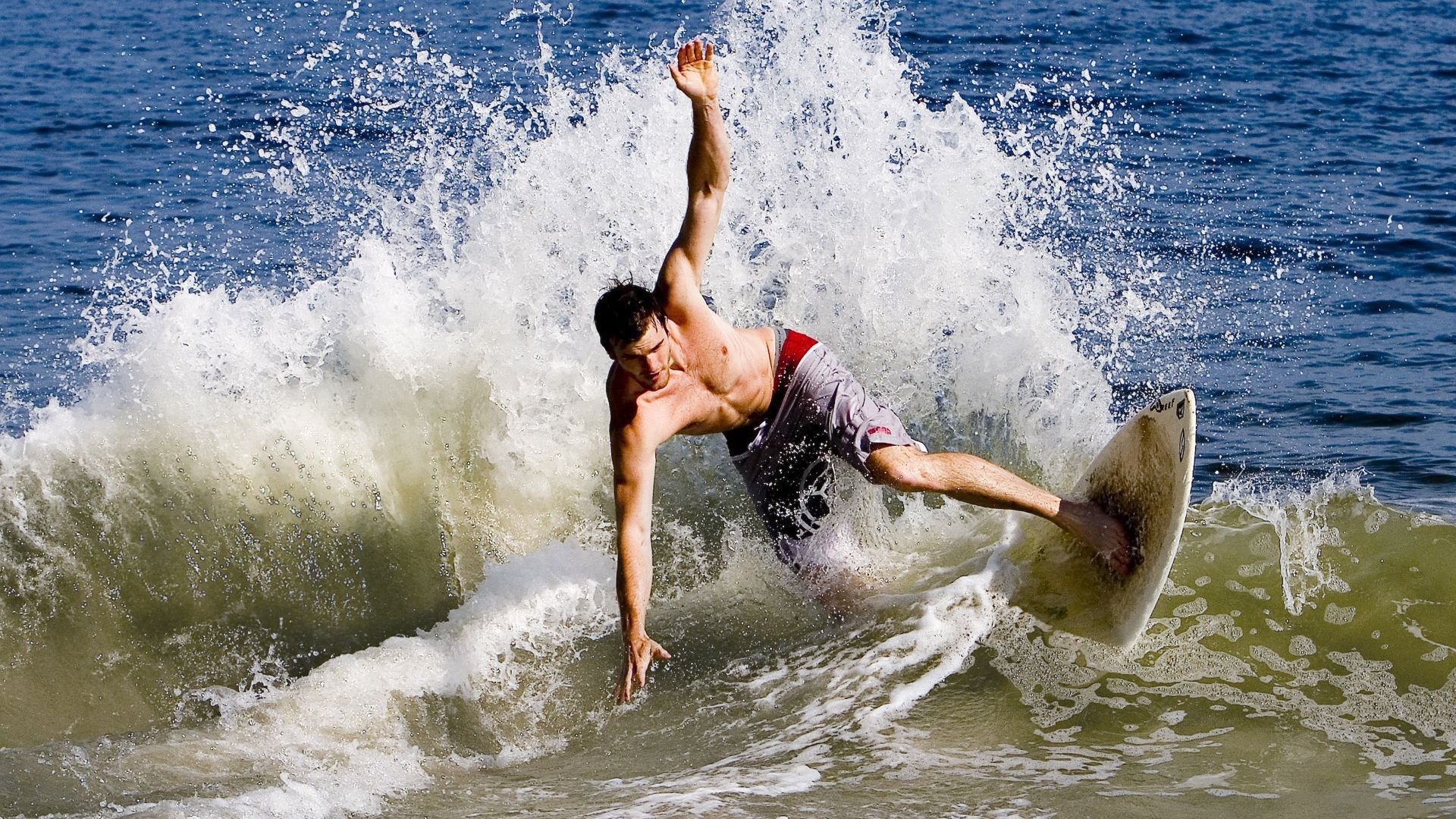 暗夜极速，马丁内利在F1街道赛的全程高能输出