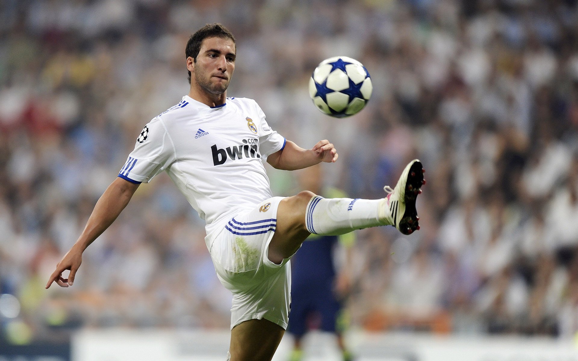 雷霆万钧！克莱致命三分击溃凯尔特人，勇士关键先生再显神威