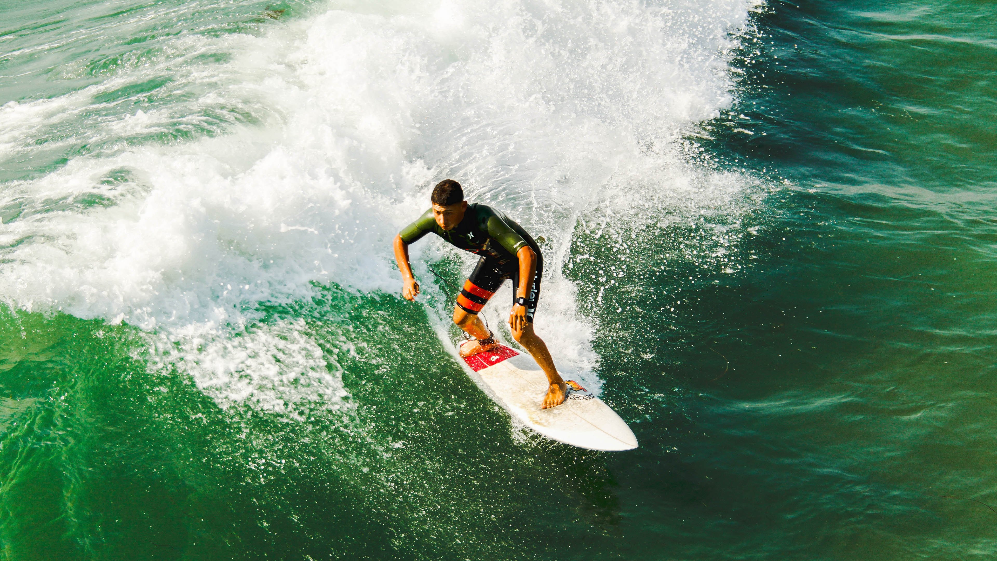 赛道与球场，F1年度争冠之夜与塔图姆的压制级表演